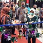 Launching Kampung Tangguh Semeru Desa Blawe ditandai dengan pengguntingan pita oleh Bupati Kediri dr. Hj. Haryanti Sutrisno.