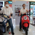 Presdir Honda MPM, Suwito bersama Marketing Director MPM Honda Jatim, Dendy Sean saat memamerkan All New Scoopy. 