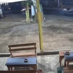 Aksi pencurian motor di salah satu warkop di Pasuruan terekam CCTV. 