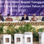 Rapat Pleno Rekapitulasi KPU di Hotel Hayam Wuruk, Trenggalek. foto: HERMAN/ BANGSAONLINE