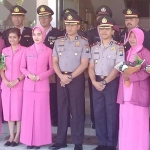 Kapolres foto bersama dengan anggota purna bhakti di halaman Mako Polres Banyuwangi.