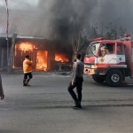 Suasana saat gudang logistik Samapta Polres Kediri Kota dilalap si jago merah.