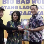 
Founder of Big Bad Wolf International Andrew Yap (dari kiri ke kanan), Presiden Director Big Bad Wolf Indonesia Hadriani Uli T.I. Silalalhi dan Vice President Bank BCA Surabaya Wirya Setiawan.