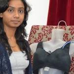 ?

Penemu Bra Antiperkosa Manisha Mohan, dengan bra temuannya, yang bisa mengeluarkan listrik 30.000 volt. Foto:repro dw.de