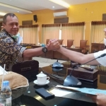 Wakil Ketua Fraksi Golkar berjabat tangan dengan Ketua DPRD Tatit, sebelum keluar ruangan. foto: BAMBANG/ BANGSAONLINE