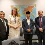 KHA Hasyim Muzadi bersama Julian Wilson dan delegasi Uni Eropa lainnya