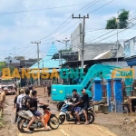 Alat berat yang diterjunkan saat membersihkan sisa-sisa banjir di Desa Tiron, Kecamatan Banyakan, Kabupaten Kediri. Foto: MUJI HARJITA/BANGSAONLINE