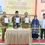 Rektor IAIN Madura Zainal Abidin didampingi Kepala Dinas Tenaga Kerja Pamekasan Supriyanto, dan Kepala Dinas Koperasi dan UKM Pamekasan Muttaqin, usai melakukan penandatanganan.