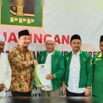 Ketua Gerindra Gresik Asluchul Alif mengambil formulir pendaftaran bacabup di DPC PPP Gresik. foto: SYUHUD/ BANGSAONLINE