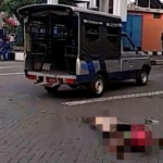 TERGELETAK: Korban Sugeng saat ditemukan tewas di Terminal Purabaya Surabaya usai terlindas Bus PO Sugeng Rahayu. (foto: ist)