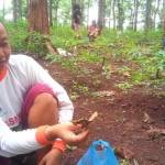 Seorang warga Tuban menunjukkan enthung kepada wartawan. Ia bersama warga Tuban lainnya berburu enthung disekitar hutan jati. foto: suwandi/ BANGSAONLINE