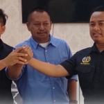 Ketua PWI Jatim, Lutfil Hakim (tengah) bersama Calon Ketua PWI Pamekasan, Hairul Anam (kiri) dan Prengky Wirananda (kanan) dalam Konferensi IV PWI Pamekasan