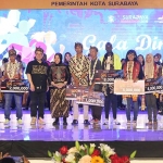 Wali Kota Surabaya Tri Rismaharini menyampaikan hadiah kepada para juara Surabaya Marathon 2019. 