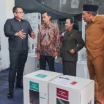 Pj Wali Kota Mojokerto dan Ketua DPRD memantau langsung kesiapan teknis dan logistik untuk Pemilihan Kepala Daerah (Pilkada) Serentak 2024 di Gudang KPU Kota Mojokerto