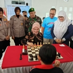 Wali Kota Kediri saat mengawali turnamen dengan langkah pertama memainkan catur. Foto: Muji Harjita/BANGSAONLINE