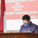 Wali Kota Kediri, Abdullah Abu Bakar, saat menyampaikan Jawaban Atas Pandangan Umum 8 Fraksi DPRD Kota Kediri. foto: ist.