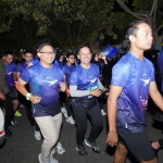 Pj Wali Kota Batu,Aries Agung Paewai saat membaur bersama peserta lari event Dino Night Run Season 2