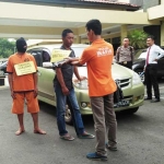 Jajaran Satreskrim Polres Blitar gelar perkara perampasan mobil. foto: AKINA/ BANGSAONLINE