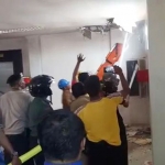 Petugas damkar saat melakukan pembasahan pada lantai IV gedung RSUD Syamrabu yang terbakar, Senin (6/1) lalu.