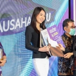 Ferry Silviana Feronica Abu Bakar saat menyerahkan penghargaan kepada salah satu pemenang Kadin Award tahun 2021. Foto: Ist