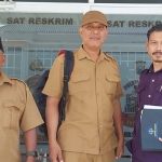 Andi Fajar Yulianto mendampingi Kades Tebalo, Ahmad Mahsul, memenuhi panggilan penyidik Polres Gresik. Foto: SYUHUD/BANGSAONLINE