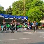 Para Polwan saat menampilkan atraksi sepatu roda di CFD jalan sunan Kalijogo, Tuban. foto: suwandi/BANGSAONLINE