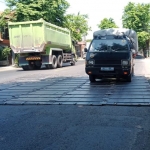 Pelat besi di jembatan dekat Okabawes, Kelurahan Dermo, Kecamatan Bangil, di jalan Nasional Pasuruan-Surabaya yang menjadi sorotan karena terlalu membahayakan pengguna jalan yang melintas.