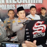 Kapolres Jombang, AKBP Ardi Kurniawan, menunjukkan hoodie yang dibeli korban dari meminjam uang kepada pelaku. Foto: AAN AMRULLOH/ BANGSAONLINE