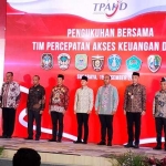 Gubernur Jawa Timur Khofifah Indar Parawansa mengukuhkan 8 Tim TPAKD tingkat kabupaten/kota. Foto: DEVI FITRI AFRIYANTI/ BANGSAONLINE.com