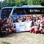 Siswa SLB B tunagrahita dan guru pendamping, saat berfoto bareng (dok. Ist)