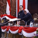 Pj Gubernur Jatim saat menyaksikan anggota DPRD Jatim periode 2019-2024 yang mengakhiri masa tugasnya.