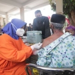Wali Kota Habib Hadi saat meninjau pelaksanaan vaksinasi bagi lansia.