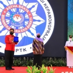 Gubernur Jawa Timur Khofifah Indar Parawansa menerima Lencana Kehormatan Asthabrata dari Ketua Umum Dewan Pimpinan Nasional Ikatan Keluarga Alumni Pendidikan Tinggi Kepamongprajaan .