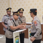 Kapolres Sampang AKBP Hartono memberikan selamat kepada para Kapolsek yang baru dilantik