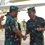 Dananud Muljono Kolonel Pnb M. Somin, S.Sos menyambut Kasum TNI Letjen TNI Joni Supriyanto beserta rombongan di Lanudal Juanda Surabaya, Rabu (11/3).