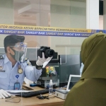Petugas Imigrasi Kediri saat sedang melayani pemohon. foto: ist.