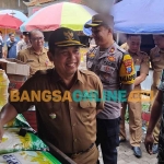 Pj Bupati Madiun saat memantau kondisi harga di Pasar Sayur Caruban. Foto: HENDRO SUHARTONO/BANGSAONLINE