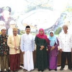 Gubernur terpilih, Khofifah Indar Parawansa (tengah) foto bersama (kanan) Nyai Masruroh Wahid (ketua PW Muslimat NU Jatim), KH Agus Ali Mashuri (Syuriah NU Jatim), dan HM Roziqi (Tim Khofifah-Emil), (kiri) KH Hasan Mutawakkil Alallah, Ketua . PWNU Jatim.  