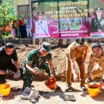 Bupati Jember saat meninjau pelaksanaan TMMD ke-124 di Desa Plalangan, Kecamatan Kalisat.