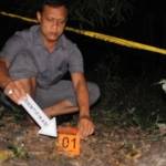 Petugas melakukan olah TKP penguburan mayat bayi hasil hubungan terlarang, kemarin. foto : nanang ichwan/BANGSAONLINE