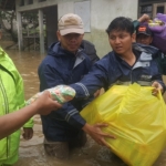Plt Bupati Trenggalek  Moh. Nur Arifin saat memberikan bantuan makanan untuk warga Kelutan. foto: HERMAN S/ BANGSAONLINE