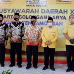 Ketua DPD Partai Golkar Jawa Timur, Sarmuji foto bersama Bupati Fadeli dan Cabup dan Cawabup Yuhronur Efendi - Abdul Rouf.