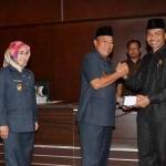 Bupati Lamongan, Fadeli menyerahkan LKPJ kepada Ketua DPRD Kaharudin. foto: nurqomar/ BANGSAONLINE