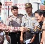 Saiful Rahman kadispendik provinsi Jatim saat menyerahkan pengawalan naskah UNAS kepada aparat dan kepolisian. (Yuli Iksanti/BANGSAONLINE)