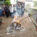 Usai menyelengarakan ujian seleksi tes tulis, Panwaslu Kota Malang membakar soal ujian disaksikan peserta maupun aparat Kepolisian. foto: IWAN IRAWAN/ BANGSAONLINE
