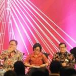 Presiden Joko Widodo diapit dengan jajaran menteri yang hadir dalam Rakornas Tim Pengendalian Inflasi Daerah (TPID) di Jakarta, Kamis (4/8). foto: merdeka.com