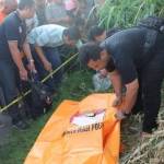 Mayat Pria diduga korban pembunuhan, bernama Andre Zulkarnain saat dievakuasi di lokasi ditemukan. foto: hadi prayitno/ BANGSAONLINE