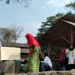 Peserta Napak tilas tempat Soekarno, awal menggali Pancasila di sebuah pohon kepuh di belakang Situs Ndalem Pojok. Foto: Ist