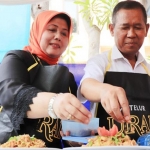 Sekda Kota Pasuruan Bahrul Ulum bersama istri sedang mencoba memasak kreasi mie. foto: ARDIANZAH/ BANGSAONLINE