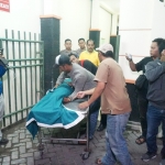 Ketiga jenazah dibawa kerumah duka usai diotopsi di RSUD Jombang. Foto: RONY S/BANGSAONLINE